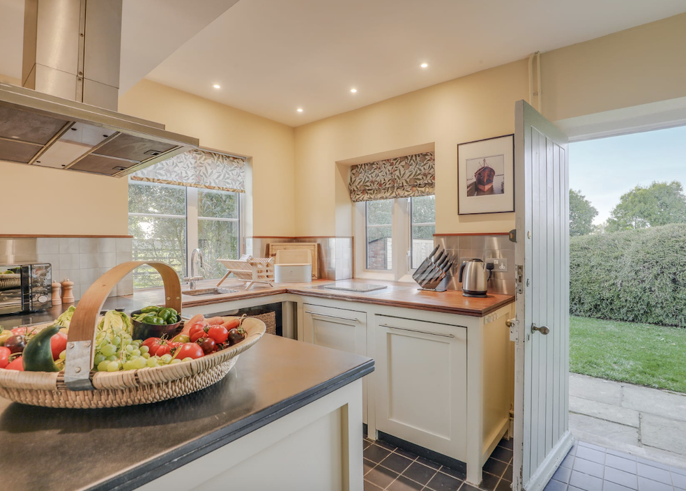 5 star clean with hamper Gardeners Cottage